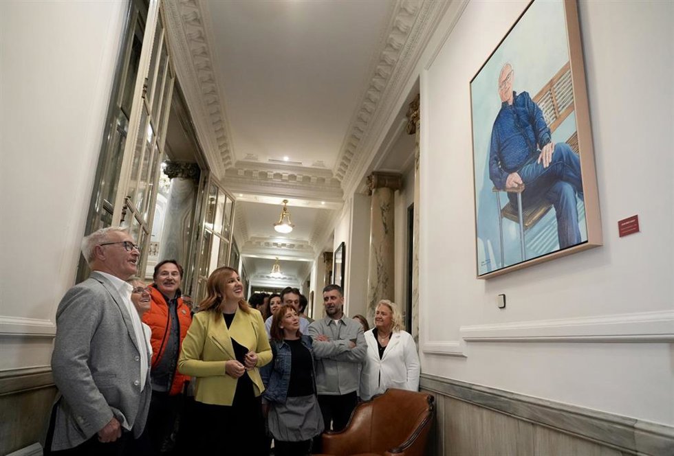 La alcaldesa de Valncia, María José Catalá (3i), y el exprimer edil de la ciudad Joan Ribó (1i) durante la colocación del retrato oficial de este último en el ayuntamiento de la capital valenciana.