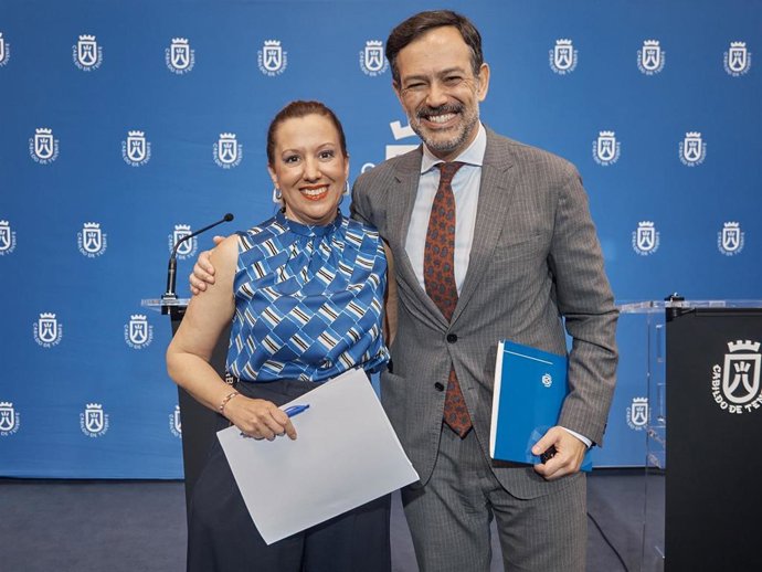 La presidenta del Cabildo de Tenerife, Rosa Dávila, y el vicepresidente, Lope Afonso, en la rueda de prensa posterior al Consejo de Gobierno