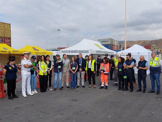 Un simulacro de emergencia sanitaria recrea en el Puerto de Almería la llegada de un buque con posibles casos de ébola.