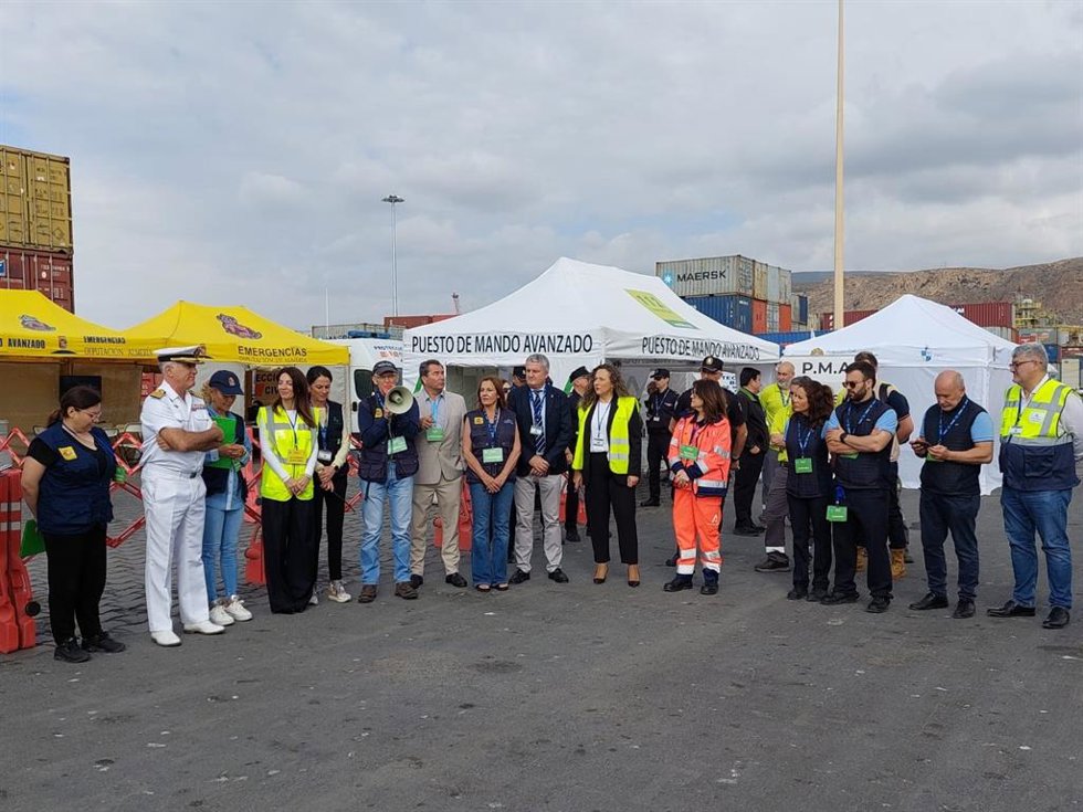 Un simulacro de emergencia sanitaria recrea en el Puerto de Almería la llegada de un buque con posibles casos de ébola.