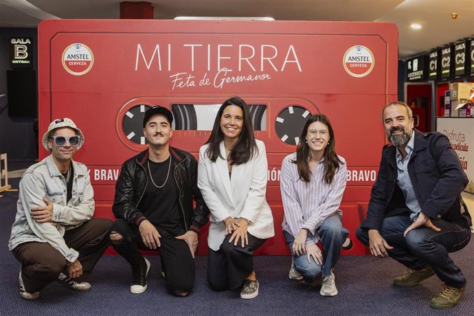 Amstel presenta Mi tierra, "feta de germanor", una versión solidaria de Nino Bravo nacida de la unión entre Varry Brava, La Casa Azul y La Habitación Roja