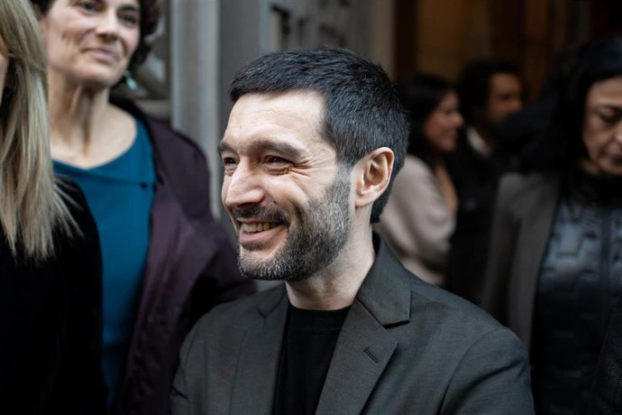 Archivo - El ministro de Derechos Sociales, Consumo y Agenda 2030, Pablo Bustinduy, a su llegada a un acto de CERMI para abordar la reforma del artículo 49 de la Constitución, en el Ateneo de Madrid, a 17 de enero de 2024, en Madrid (España). El acto está