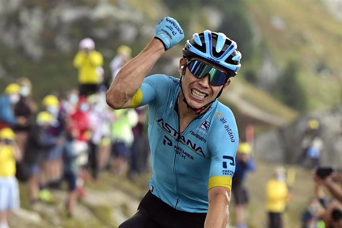 Archivo - 16 September 2020, France, Meribel Col de la Loze: Colombian cyclist Miguel Angel Lopez of Astana Pro Team celebrates as he crosses the finish line to win the 17th stage of the 107th edition of the Tour de France cycling race, 170 km from Grenob