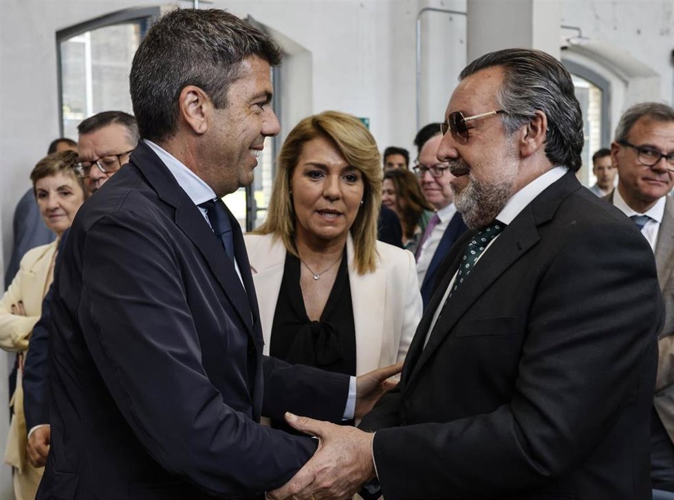 El presidente de la Generalitat valenciana, Carlos Mazón (i), durante la presentación del programa Por Talento Digital de la Fundación ONCE, en el Edificio la Harinera, a 7 de mayo de 2025, en Valencia