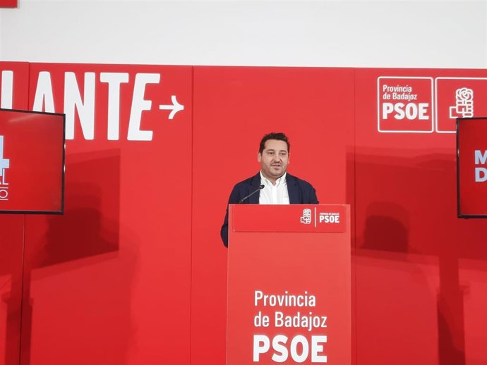 El coordinador del comité organizador, Julio Rodríguez, presenta el 14º Congreso del PSOE Provincial de Badajoz
