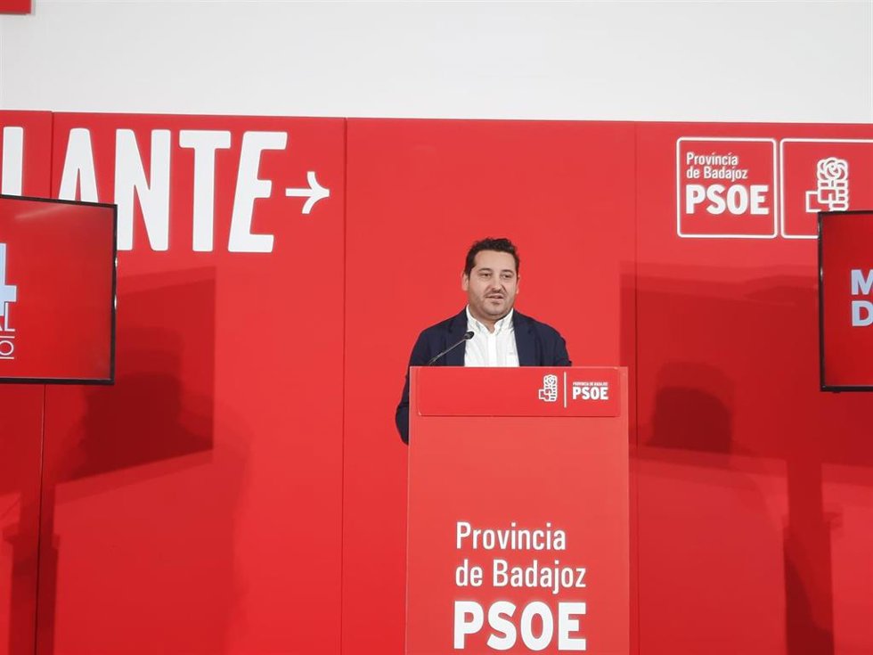 El coordinador del comité organizador, Julio Rodríguez, presenta el 14 Congreso del PSOE Provincial de Badajoz