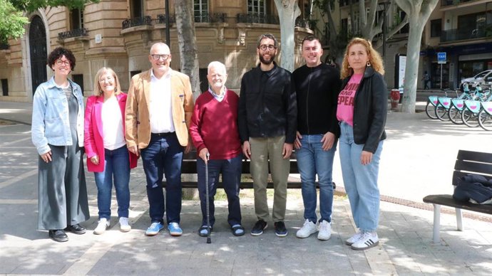 Representantes de MÉS per Mallorca y MÉS per sa Pobla con el activista cultural Antoni Torrens.