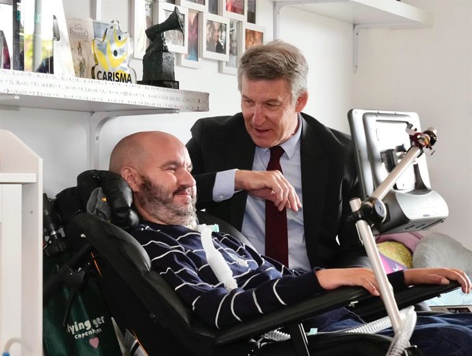 El líder del PP. Alberto Núñez Feijóo, con el activista y paciente de ELA, Jordi Sabaté.