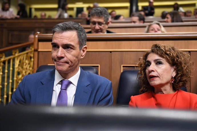 El presidente del Gobierno, Pedro Sánchez y la vicepresidenta primera y ministra de Hacienda, María Jesús Montero, en la sesión plenaria del Congreso