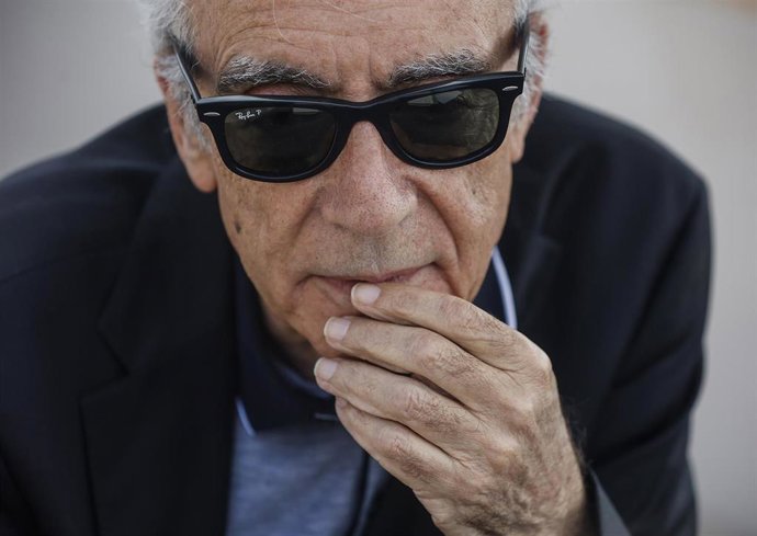 Archivo - El escritor Juan José Millás durante una entrevista para Europa Press, en la azotea del hotel Puerta Serranos, a 27 de abril de 2023, en Valencia, Comunidad Valenciana (España). Su obra narrativa ha sido reconocida con galardones como el Premio 