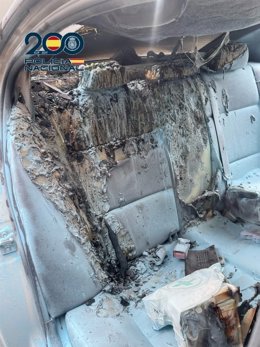 Dos policías salvan a una niña de 3 años de un coche en llamas en Canillas