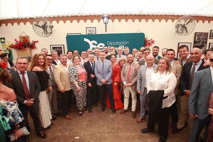 La Diputación se traslada a la Feria para su tradicional recepción a la provincia, en la caseta de la Fundación Cajasol.