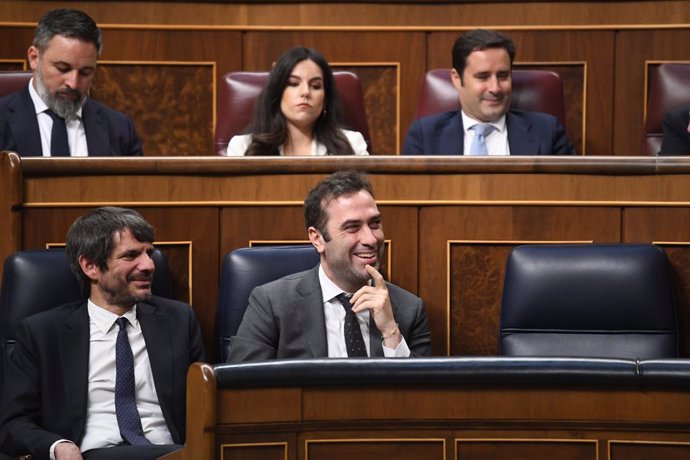 El ministro de Cultura, Ernest Urtasun (i) y el ministro de Economía, Carlos Cuerpo (d), durante una sesión plenaria, en el Congreso de los Diputados, a 7 de mayo de 2025, en Madrid (España). 