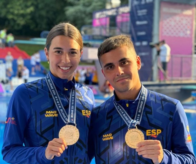Archivo - Valeria Antolino y Carlos Camacho posan con su oro en plataforma de 10 m sincronizada mixta de los Europeos de 2024