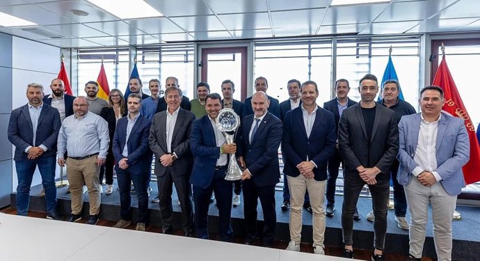 Foto de familia tras la reunión en la RFEF con los clubes de la Primera División de fútbol sala