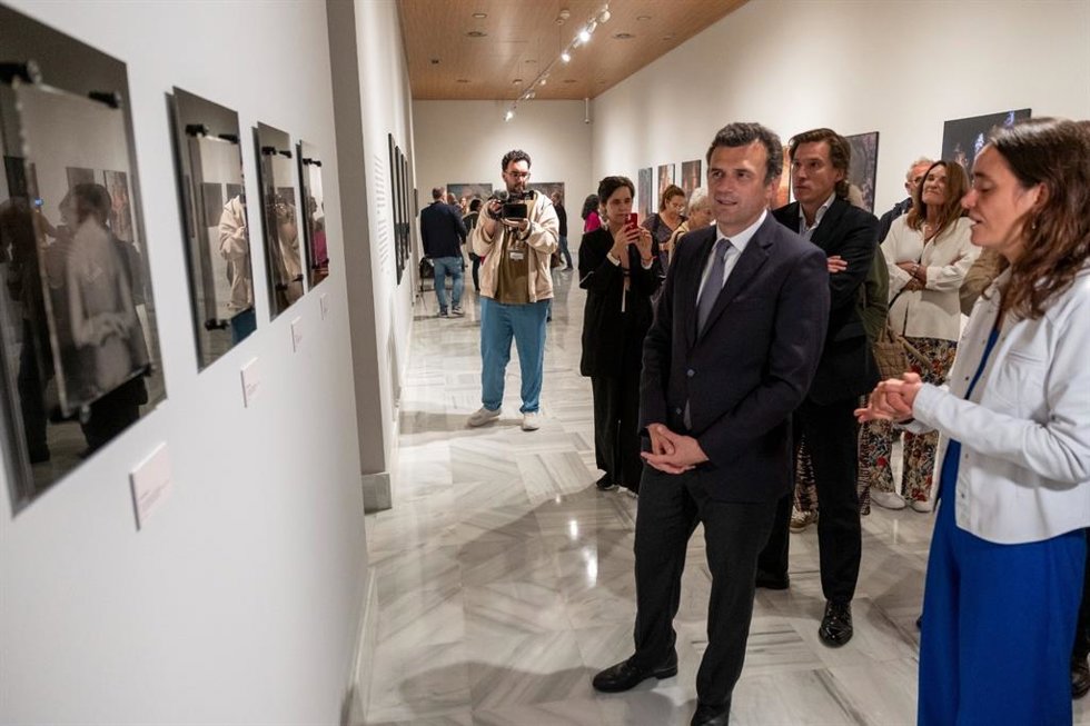 El alcalde de Cádiz, Bruno García, contempla una de las obras de la exposición 'Estratos y sustratos', de la artista chilena Antonia Cruz.