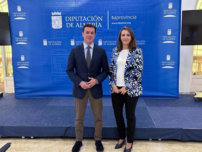 El presidente de la Diputación de Almería, Javier Aureliano García, y la directora de la UNED, María del Carmen Pérez Fuentes.