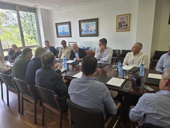 Reunión entre representantes de Pesca de la Junta de Andalucía y armadores de Huelva.