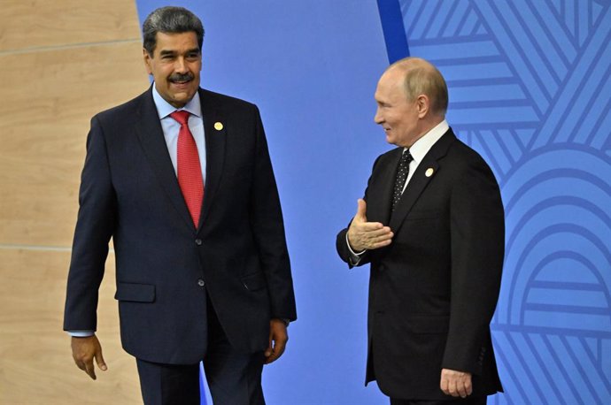 Archivo - HANDOUT - 23 October 2024, Russia, Kazan: Russian President Vladimir Putin (R) welcomes Venezuela's President Nicolas Maduro during the official welcoming ceremony at BRICS Summit in Kazan. Photo: Kristina Kormilitsyna/brics-russia2024.ru/dpa - 