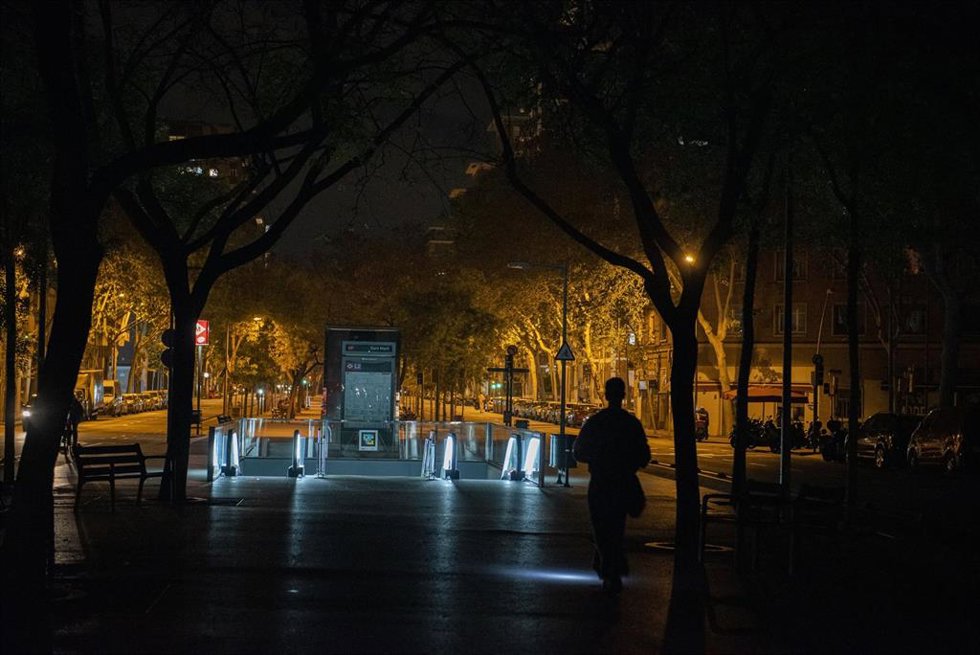 Las calles de la ciudad sin luz durante el apagón, a 28 de abril de 2025, en Barcelona, Catalunya (España). Un apagón eléctrico ha asolado España, Portugal y parte de Francia a las 12.30h. de la mañana. Sin saber aún las causas concretas del apagón, poc