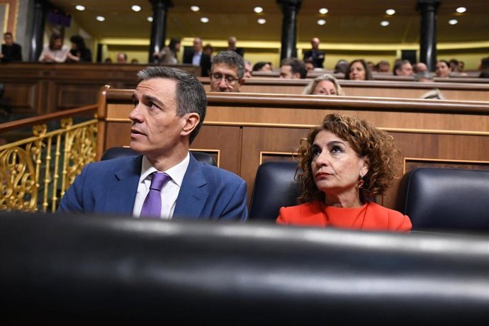 El presidente del Gobierno, Pedro Sánchez y la vicepresidenta primera y ministra de Hacienda, María Jesús Montero, durante una sesión plenaria, en el Congreso de los Diputados, a 7 de mayo de 2025, en Madrid (España). 