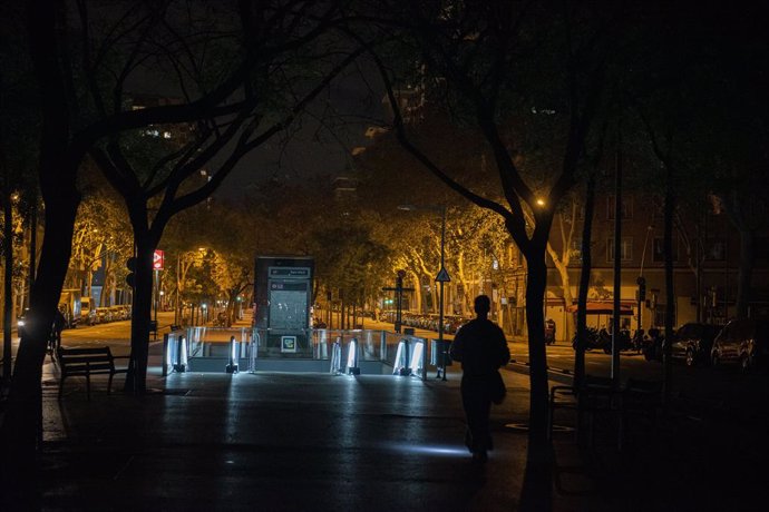 Las calles de la ciudad sin luz durante el apagón, a 28 de abril de 2025, en Barcelona, Catalunya (España). Un apagón eléctrico ha asolado España, Portugal y parte de Francia a las 12.30h. de la mañana. Sin saber aún las causas concretas del apagón, poco 