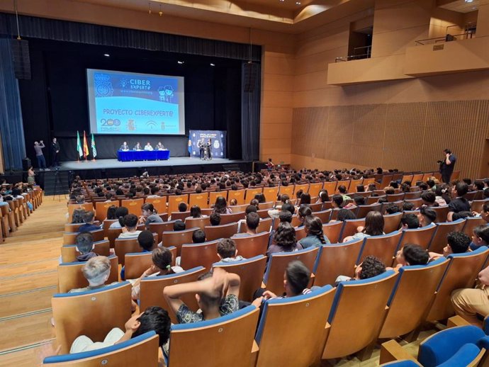 Escolares de El Ejido (Almería) asisten a la jornada de la Policía Nacional sobre el uso seguro de las redes sociales y las nuevas tecnologías.