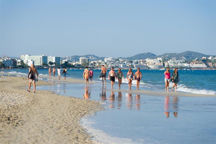 Archivo - Bañistas disfrutan en la Playa d'en Bossa, a 11 de agosto, en Ibiza, Baleares (España). Playa d'en Bossa es la localidad turística más popular de Ibiza. Hogar de las fabulosas discotecas Ushuaïa y Hï Ibiza, también puede presumir de la playa más