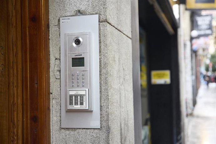 Archivo - Telefonillo de un bloque de viviendas 