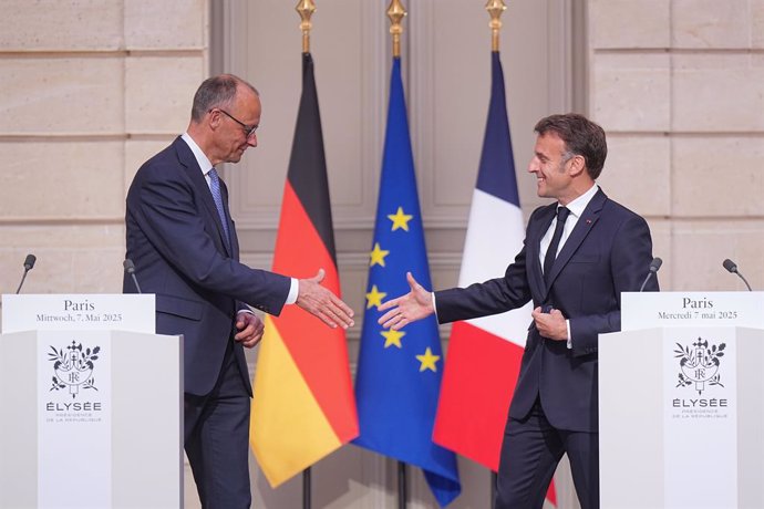 07 May 2025, France, Paris: French President Emmanuel Macron (R) shakes hands with German Chancellor Friedrich Merz after a Parisian presidential conference. Merz is making his first foreign visits as German Chancellor after being confirmed in the second 