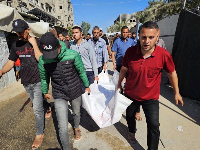 7 de maio de 2025, Khan Younis, Faixa de Gaza, Território Palestino: Parentes de palestinos que perderam a vida estão de luto após o ataque do exército israelense à cidade de Khan Younis. Os corpos dos palestinos que perderam a vida no ataque foram levado