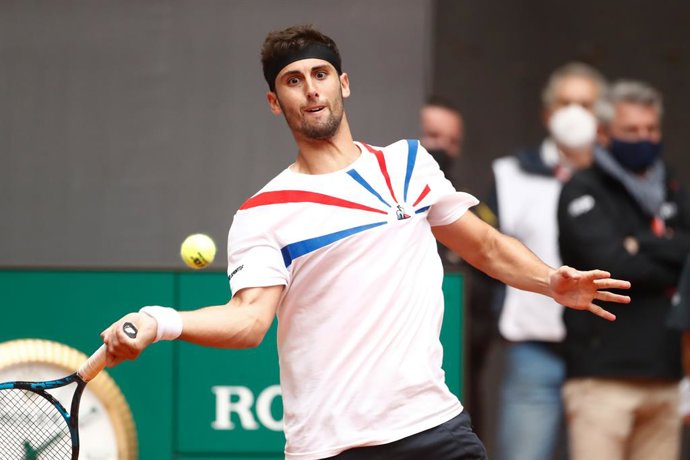 Archivo - Carlos Taberner of Spain in action during his Men's Singles match, round of 64, against Fabio Fognini of Italy on the ATP Masters 1000 - Mutua Madrid Open 2021 at La Caja Magica on May 3, 2021 in Madrid, Spain.