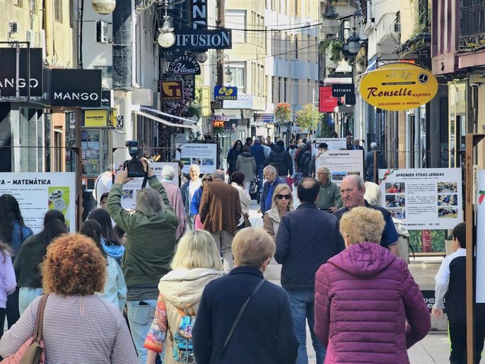 Exposición del colegio Menéndez Pelayo a lo largo de la calle Consolación
