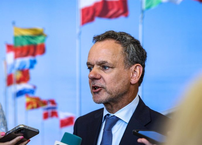 Archivo - April 4, 2025, Brussels, Belgium, Belgium: CASPAR VELDKAMP, Netherlands, Minister of Foreign Affairs, briefs the press on the final closing points on the second day of negotiations of the Meeting of NATO Foreign Ministers at NATO HQ in Brussels.