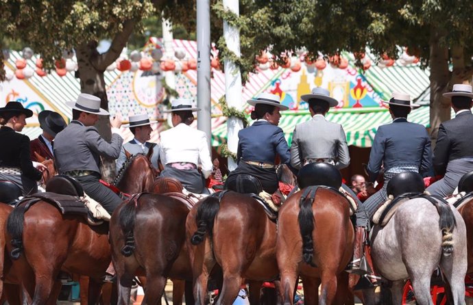 Al fondo, el retén de veterinarios en el real, en la calle Costillares.