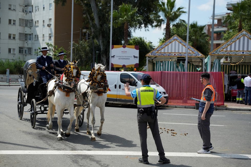 Al fondo, el retén de veterinarios en el real, en la calle Costillares.