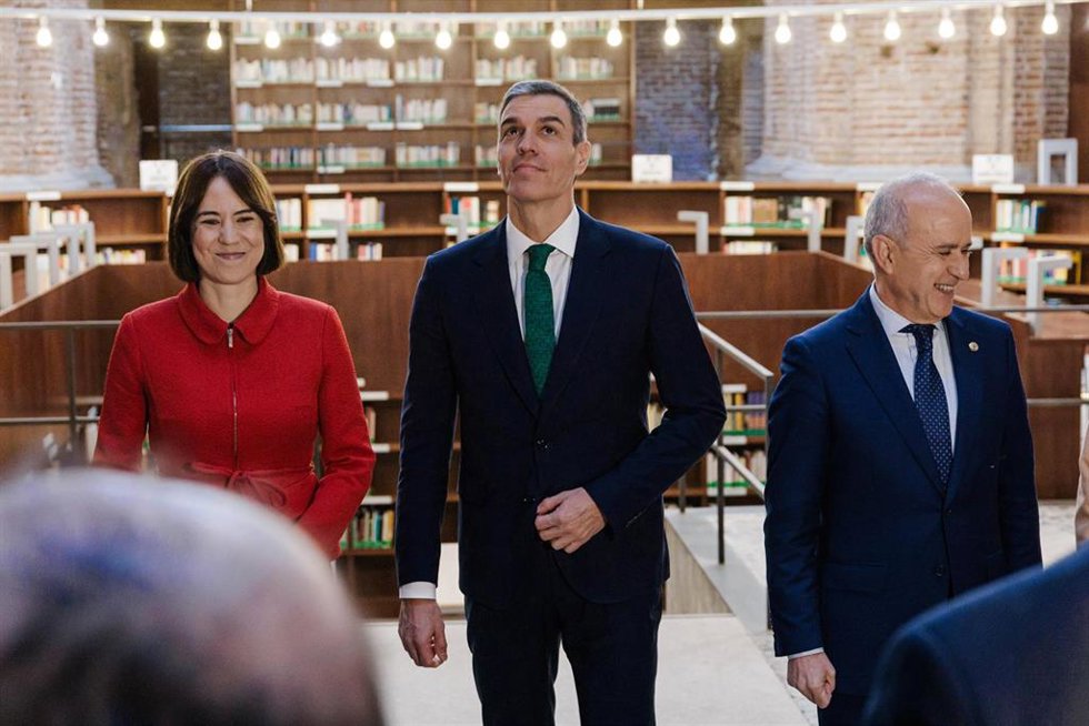Archivo - (I-D) La ministra de Universidades, Diana Morant: el presidente del Gobierno, Pedro Sánchez y el rector de la UNED, Ricardo Mairal
