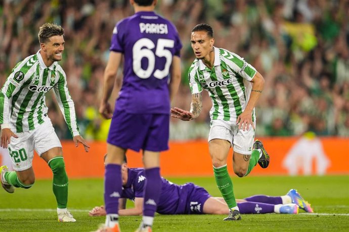 Antony celebra su gol en el Betis-Fiorentina de la ida de semifinales de la Conference League 24-25