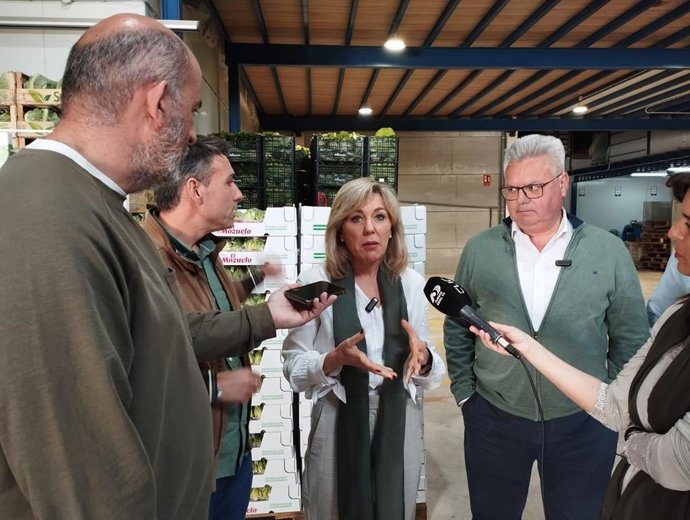 Ana Romero atiende a los medios en una empresa hortofrutícola de Puente Genil.