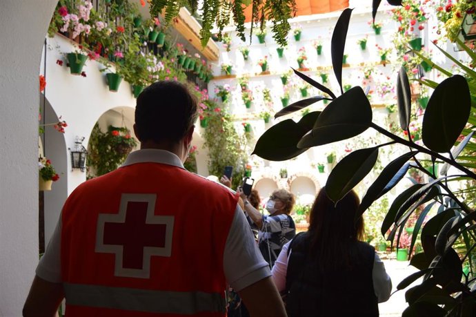 Voluntario del dispositivo preventivo especial preparado por Cruz Roja Española con motivo de la fiesta de los Patios de Córdoba 2025.