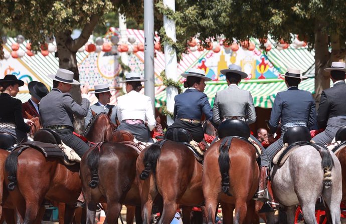 Archivo - Imágenes del ambiente que se vive en el Real de la Feria, a 16 de abril de 2024, en Sevilla, Andalucía (España). Hoy es el día más caluroso de la semana de feria que se espera. Se prevé una gran afluencia de público debido a que mañana es festiv