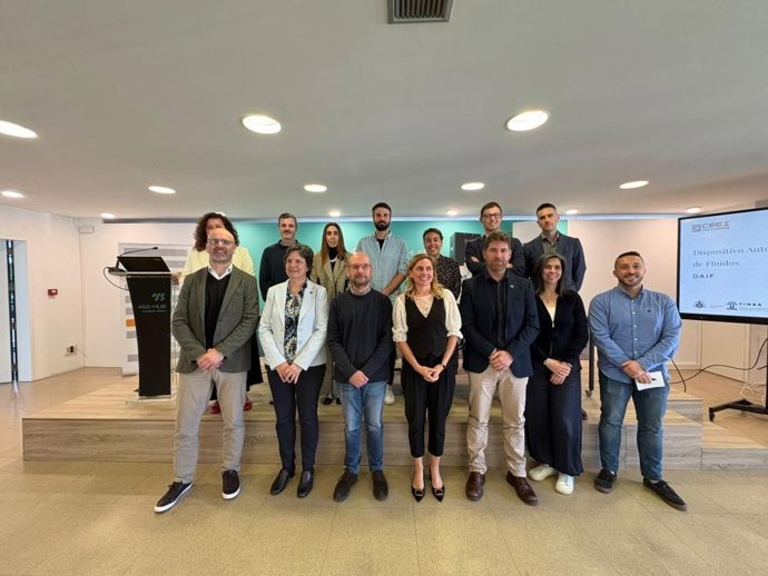 El director general de Innovación, Iván Aitor Lucas del Amo, con la directora del CEEI, Cristina Fanjul, el director del Área de Transferencia, Jorge García; la vicerrectora de Transferencia, Elena Luque; y  representantes de los proyectos seleccionados.