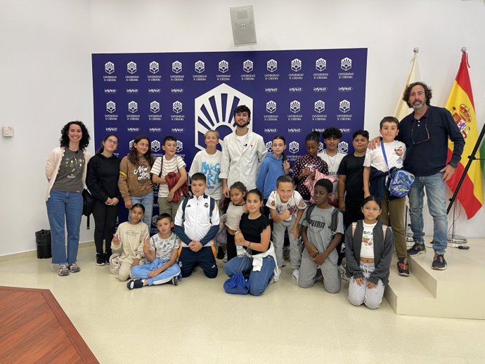 El periodista Damián Moreno junto al alumnado del colegio Mirasierra de Córdoba.