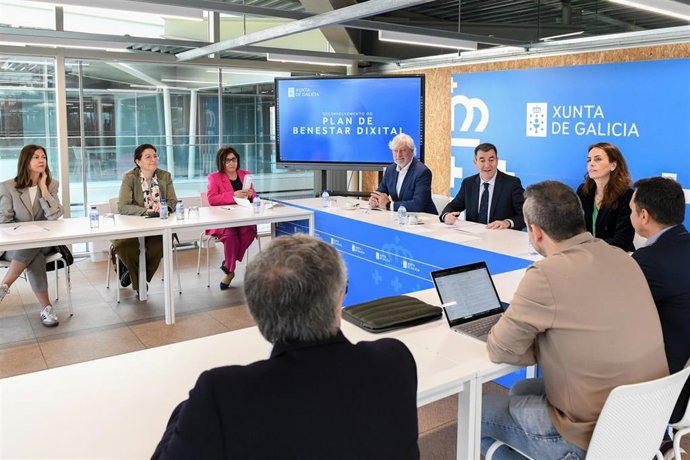 El conselleiro de Educación durante la celebración de la reunión de trabajo para el Plan de bienestar digital, a 7 de mayo de 2025.