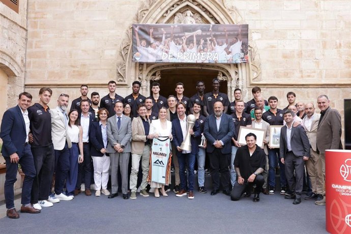 La presidenta de Govern, Marga Prohens, en la recepción oficial del Palmer Basket Mallorca.