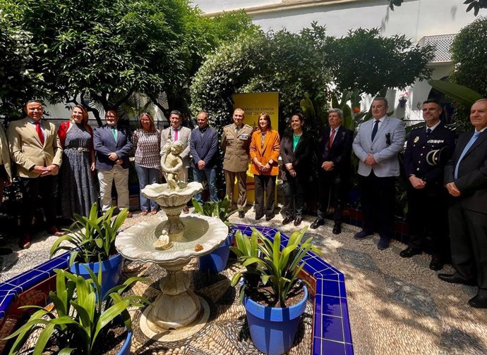 Foto de familia de autoridades aistentes al encuentro institucional en la Subdelegación de Defensa con motivo de la apertura de su patio.