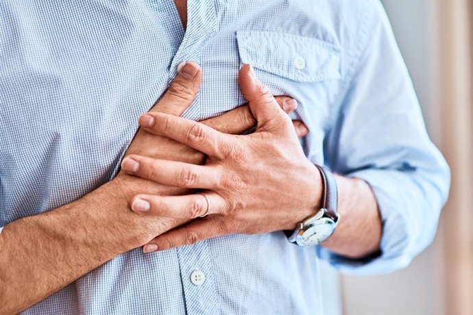 Archivo - Imagen de recurso de un hombre con dolor en el pecho.