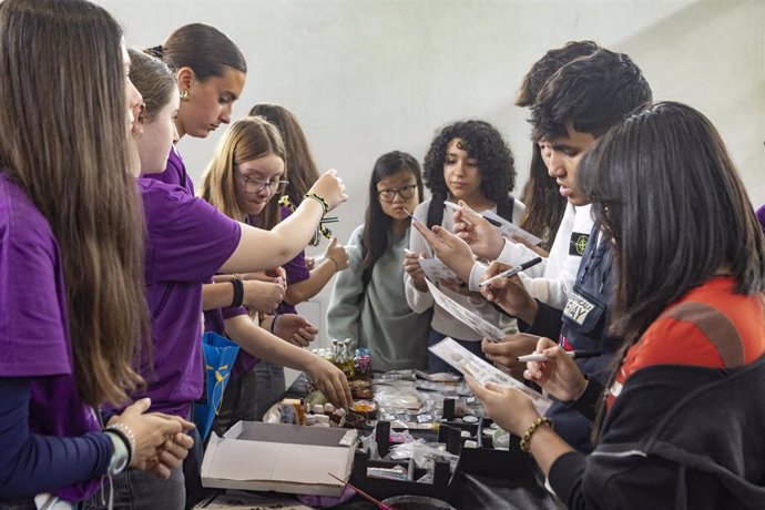 Estudiantes en la Feria de las Ciencias del Tour del Talento en Badajoz.