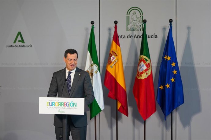 Archivo - El presidente de la Junta de Andalucía, Juanma Moreno interviene después de la reunión del Consejo de la Eurorregión Alentejo-Algarve-Andalucía a12 de diciembre del 2022 en Sevilla (Foto de archivo).