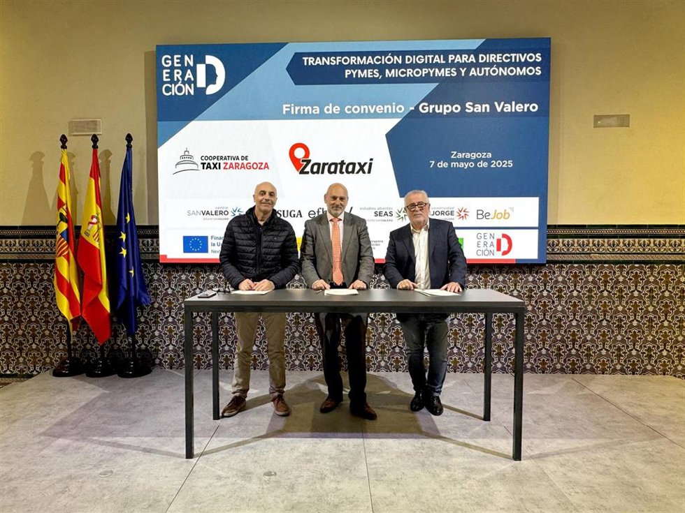 El director general del Grupo San Valero, César Romero, junto al presidente de la Cooperativa de Taxi de Zaragoza, Sergio Artal, y el presidente de Zarataxi, Miguel Ángel Perdiguero.